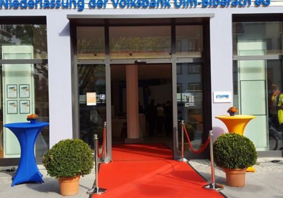 Eventbeleuchtung und roter Teppich an der Volksbank am Marienplatz in Ravensburg