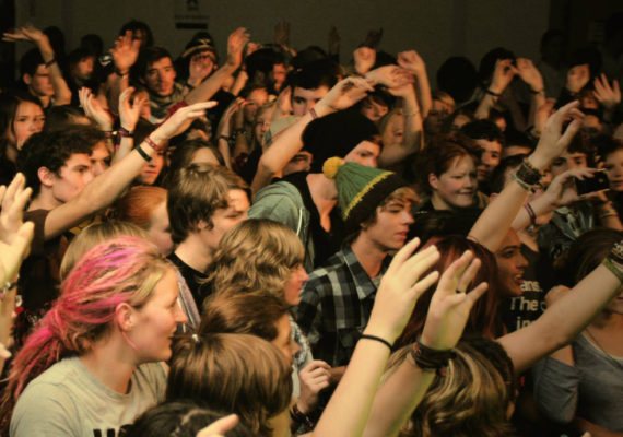 Publikum beim Earworm Festival 2012 mit Ton- und Lichttechnik von idee5
