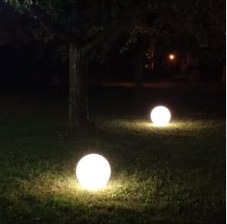 Leuchtkugeln auf der Wiese vor dem Dorfstadel Ziegelbach bei Nacht