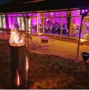 Beleuchtete Terrasse vor DasGlashaus Siggenweiler bei einer Hochzeit