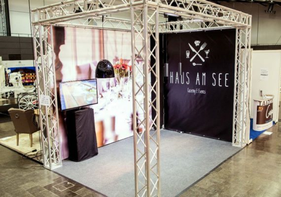 Messebau mit Traversen für Christian Ott Eventcatering auf der Messe Ewig Dein in der Oberschwabenhalle Ravensburg